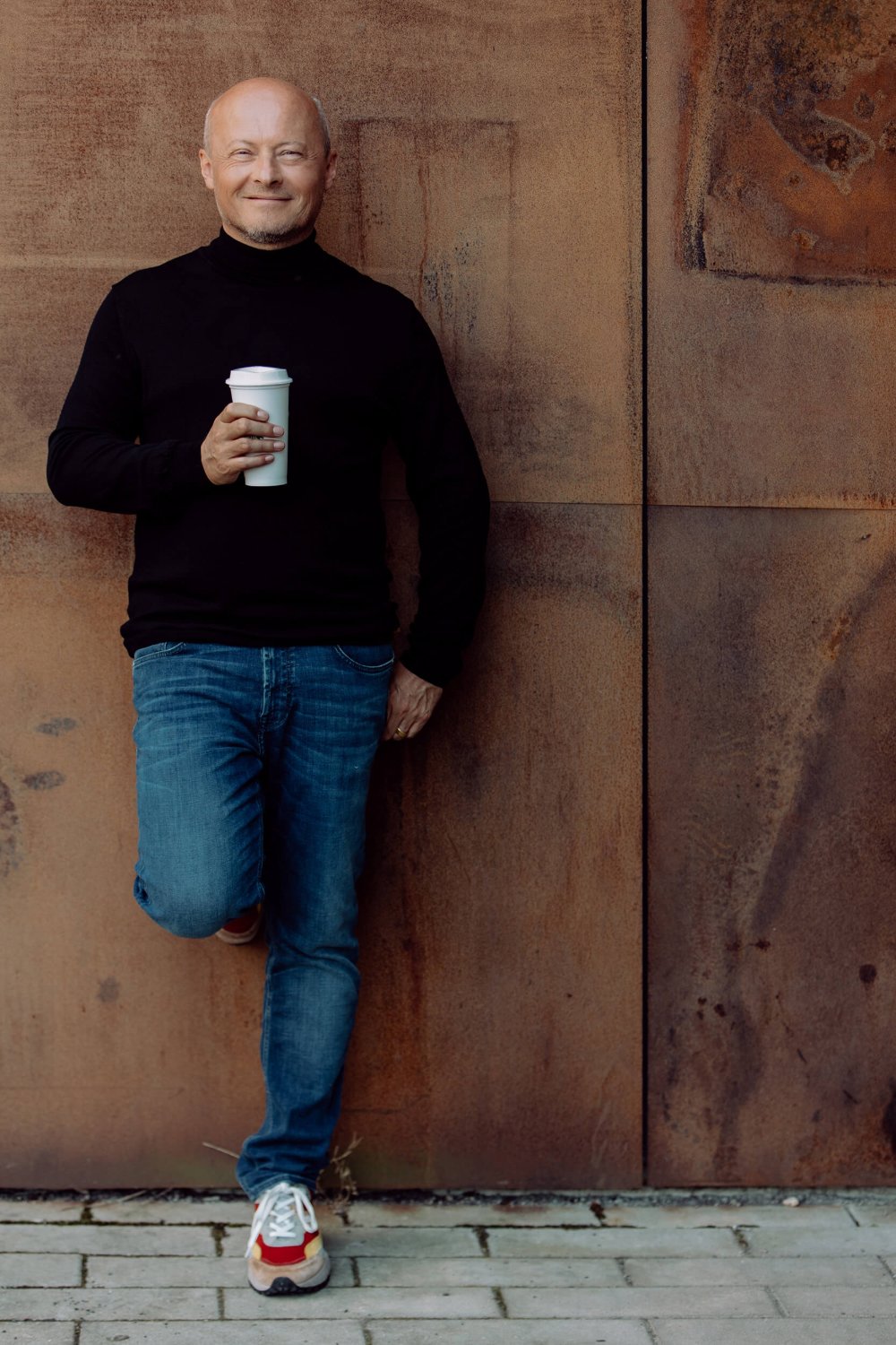 Erno Marius Obogeanu-Hempel mit Kaffeebecher